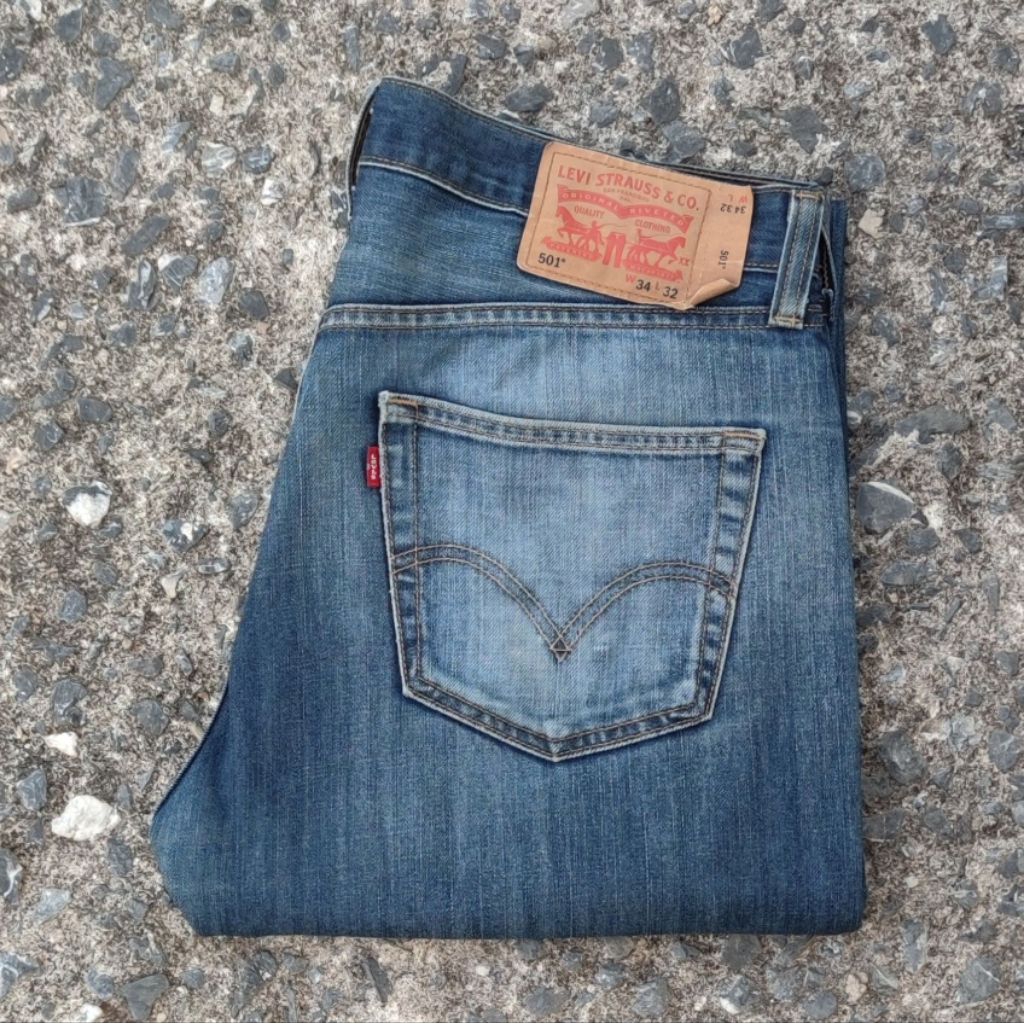 J45/36 กางเกงยีนส์มือสอง 501 เอววัดจริง 36" ยาวทั้งตัว 40.5" ปลายขา 9" ผลิต China เนื้อผ้า 100%Cotto