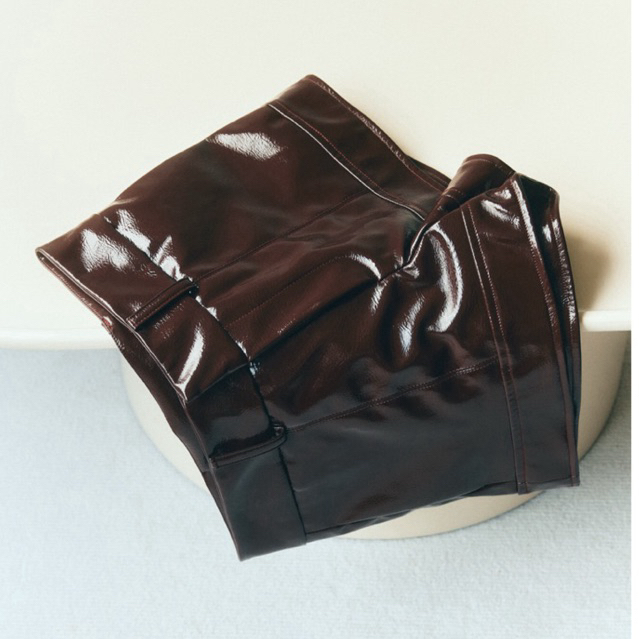 STUDIO UNKNOWN – Kay Suede Shorts กางเกงขาสั้นเอวต่ำตกแต่งเกล็ดหน้า ราคา ถูกที่สุด ดีลบีเคเค แกลเลอรีภาพที่ 5