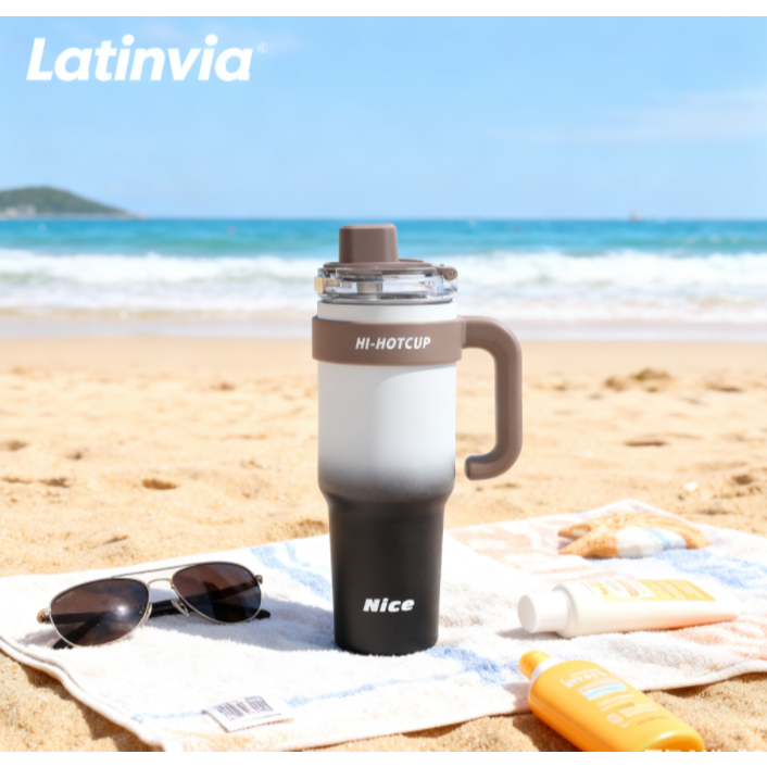 LATINVIA เบาะรองนั่งเซรามิก ขวดน้ำ tumbler กระติกน้ำ กระบอกน้ำ สแตนเลส 316 เก็บร้อนเก็บเย็น 1200ML ใส่รถ มีฟาง หูหิ้ว – โปรปัง
