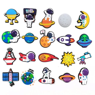 Hot เสน่ห์รองเท้า ดิY เกมฟุตบอลบอย Y2K shoe charms สไตล์ การ์ตูน รองเท้าแตะ หัวเข็มขัด พีวีซี รองเท้า อุปกรณ์เสริม ปุ่ม
