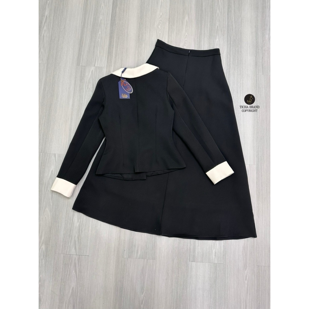 Ticha•ชุดเซต2ชิ้น สีดำเสื้อแขนยาวคอปกครีมและปลายแขนครีม แต่งเข็มกลัดริบบิ้นโบว์ดอกไม้ที่คอ มาพร้อมกับกระโปรงยาว - รูปที่ 7