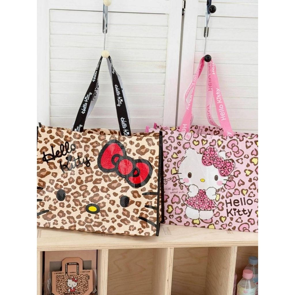 กระเป๋ากระสอบลายเสือดาว Hello Kitty​ สินค้าลิขสิทธิ์​แท้💯💯💯 ขนาด 54×34×20 cm มี​ 2 ลาย​ ราคา​ 98​ บาท