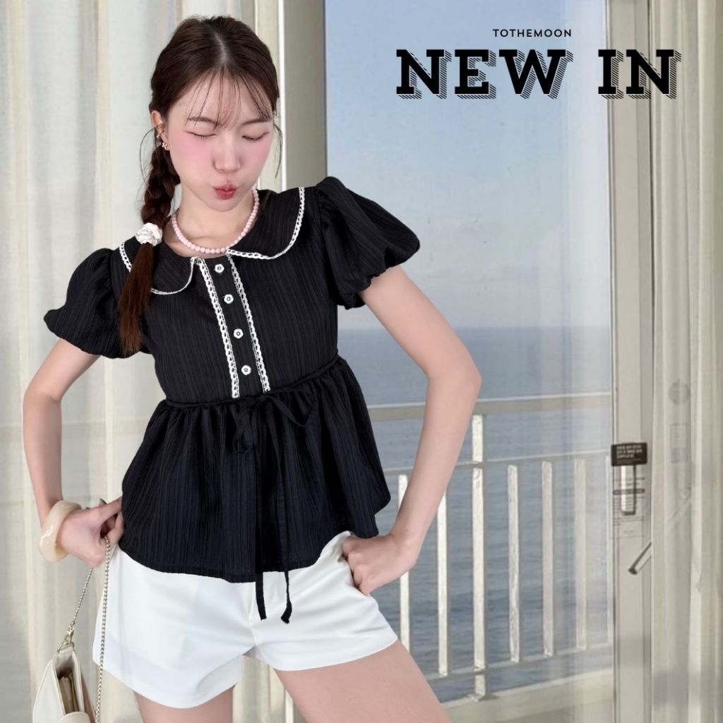 Ester เสื้อแขนพองคอบัวลายริ้ว ดีเทลแต่งกระดุมและขอบลูกไม้ ผูกโบว์ด้านหน้า
