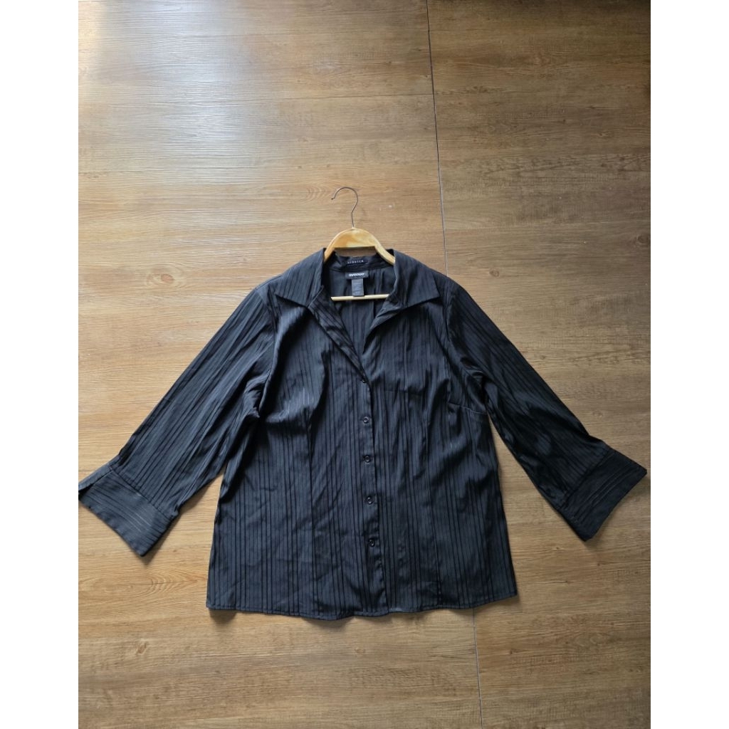 avenue เสื้อสีดำลายลงคอปกกระดุมหน้าแขนยาวงานสวยไซส์(18/20)อก50ยาว27.5(งานมือสอง)33