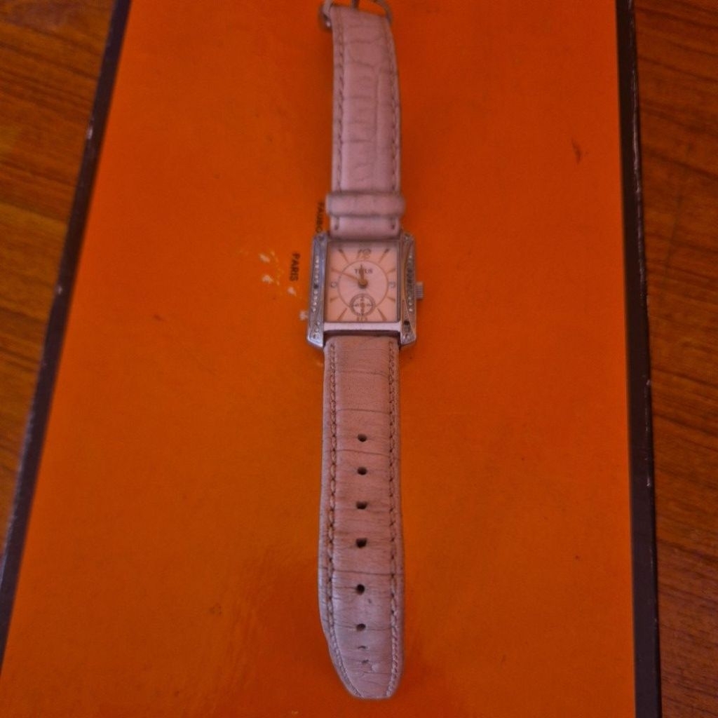 นาฬิกาสายหนัง Titus ประดับคริสตัล มือสอง