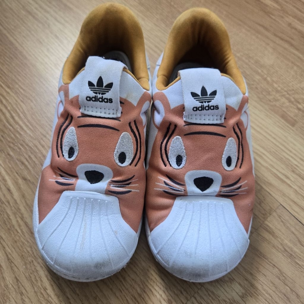 รองเท้าเด็ก adidas มือสอง สภาพ 80% 9uk