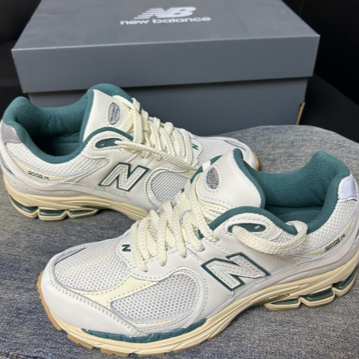 New Balance NB 2002R Low cut Casual Training Running Shoes in White and Green  สินค้าแท้ 100%