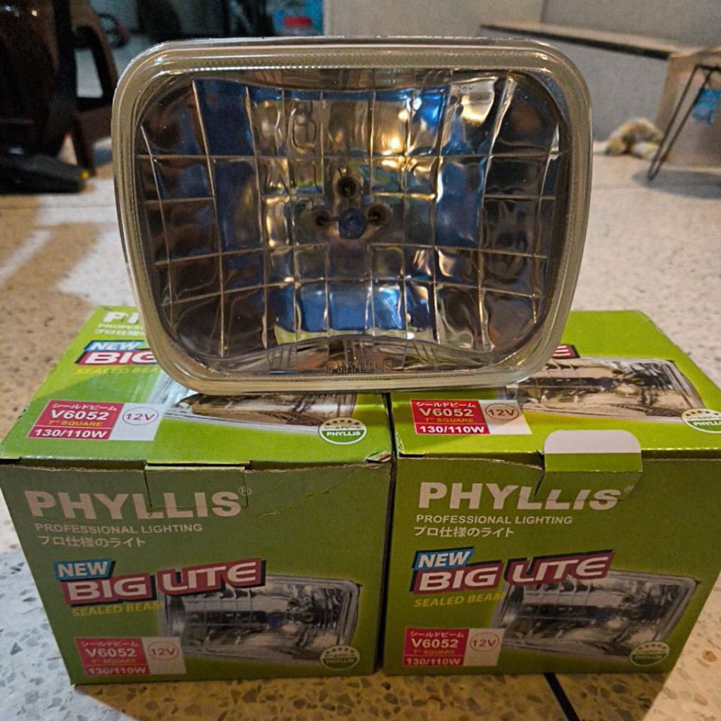 ไฟหน้า Phyllis สี่เหลี่ยมใหญ่ 12V 130/110W สามขา V6052 (7")