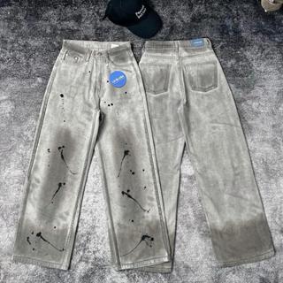 LABLUSA - LBS359 :กางเกงยีนส์ทรงกระบอกสีเทาแต่งเลอะเพนต์สาดส…