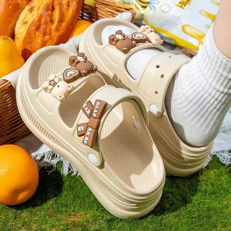 รองเท้าแตะหญิงใหม่ปี 2026 ฤดูร้อน พื้นนุ่ม เพิ่มความสูง ใส่นอกบ้าน กันลื่น พื้นหน้ายก