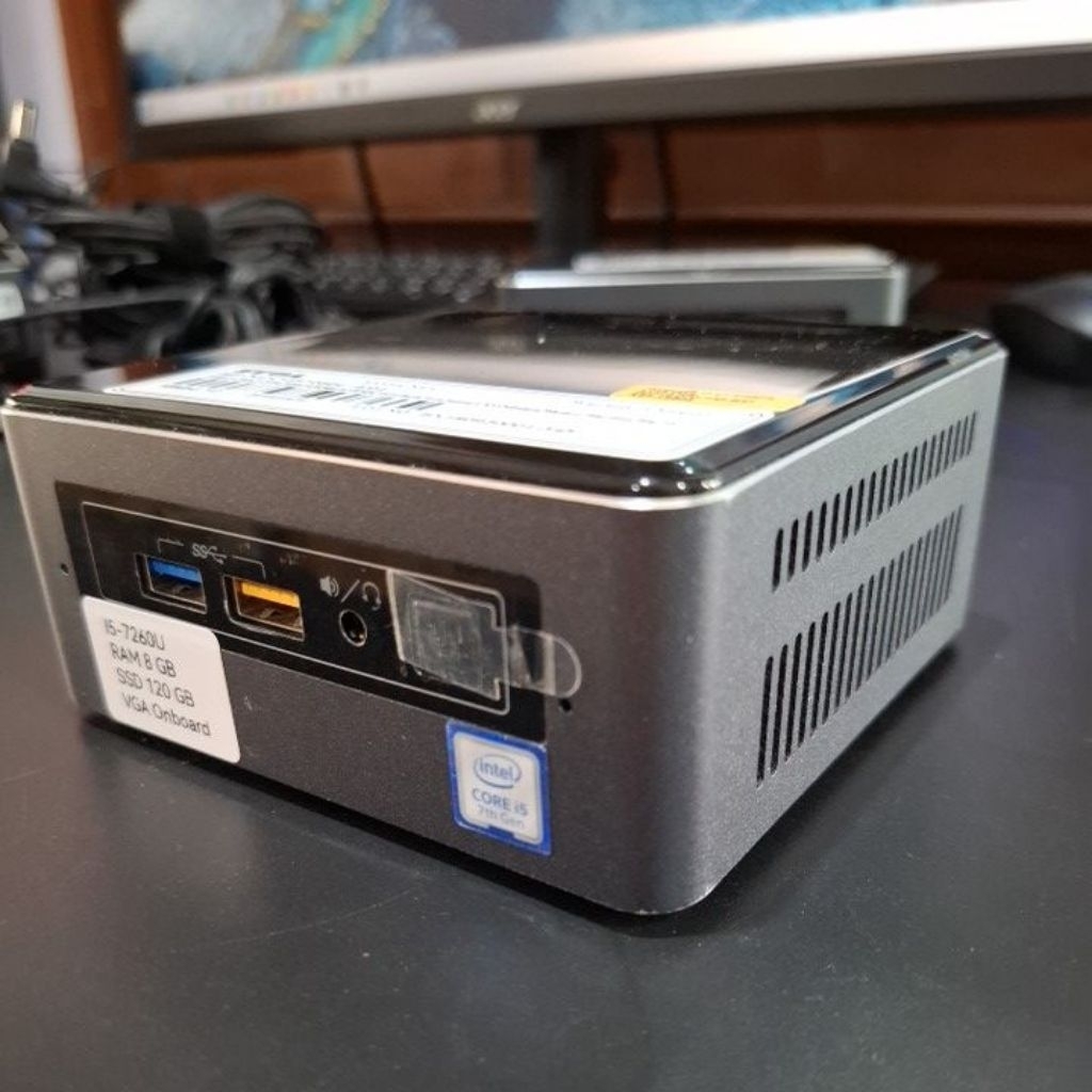NUC7i5BNH i5-7260Uram8 GB
ssd 120 G
vga onboard