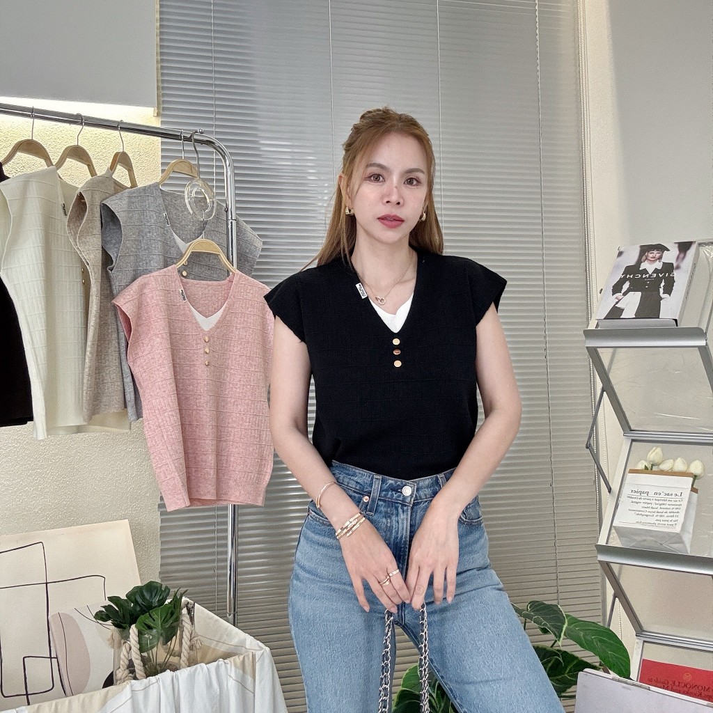 C028 Belle-Knit (เบลล์-นิต) เสื้อไหมพรมขนกระต่าย คอวีแขนล้ำ แต่งคออะไหล่กระดุมทอง นุ่มนิ่ม เด้ง ใส่สบาย ไม่เป็นขนเป็นขุย