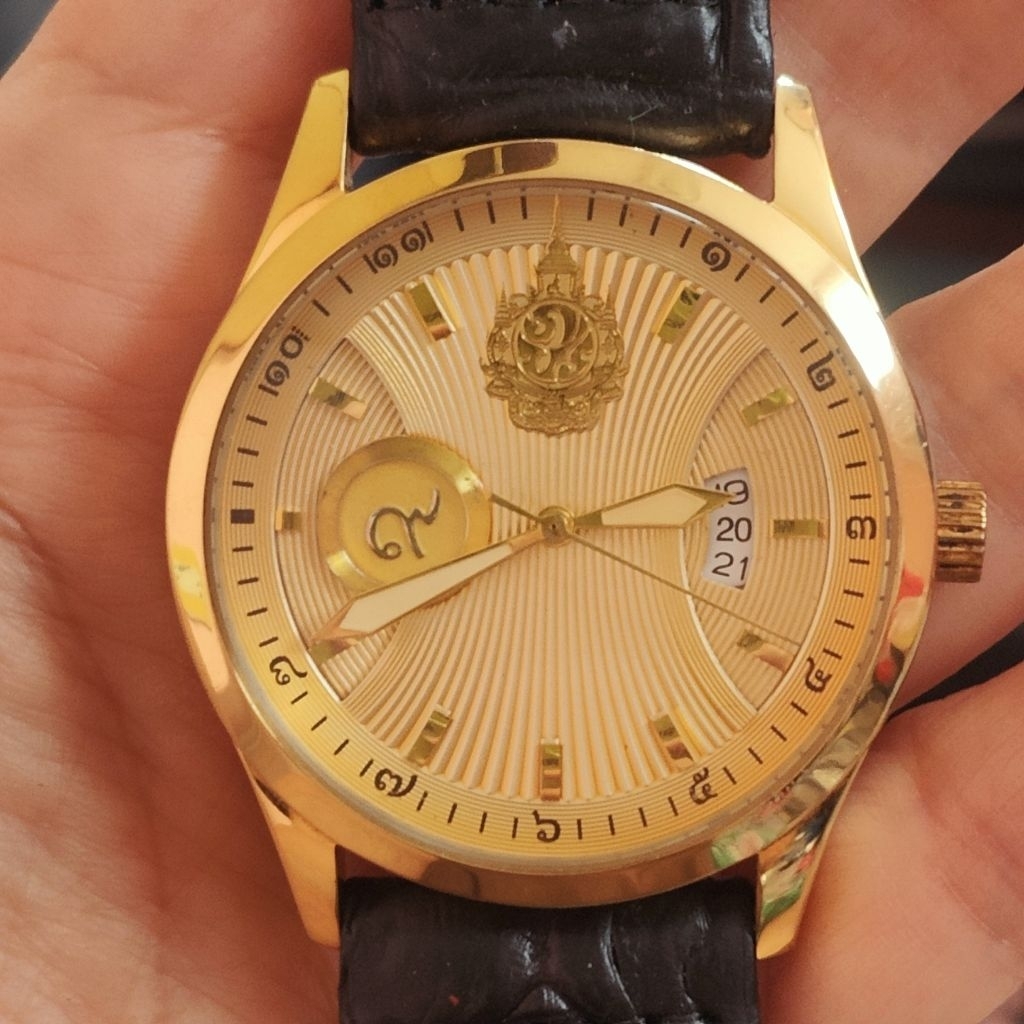 นาฬิกาวินเทจ  ภปร. Wise มือสองสภาพสวย ตัวเรือนสีทองหน้าสีทอง หายากน่าสะสม ระบบควอตซ์ สายใหม่หนังจระเ