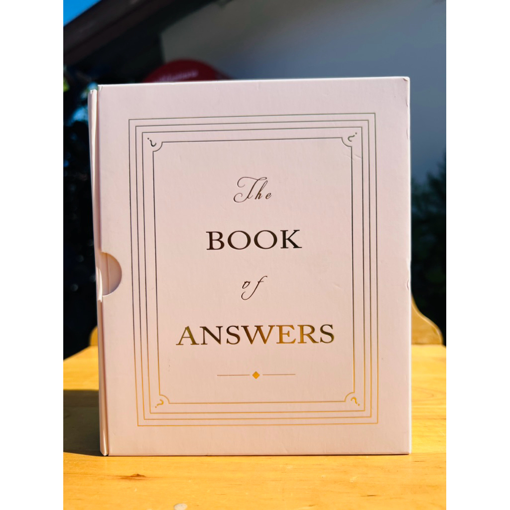 The Book Of Answer ภาษาอังกฤษ* ENGLISH  Version / ที่นี่มีคำตอบ **ปกแข็งพร้อมกล่องสวยงาม** ทุกคำถามห