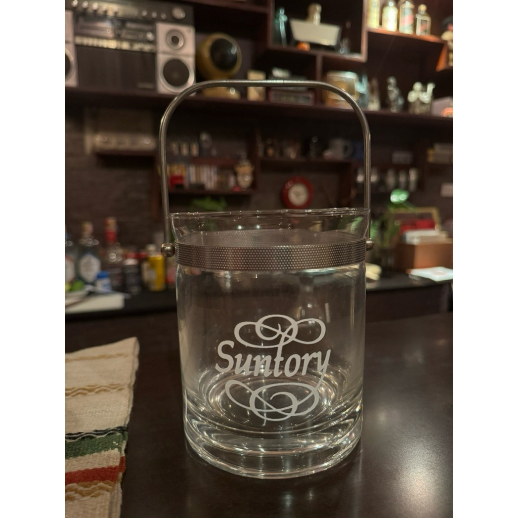 ถังน้ำแข็งแก้วในภาพคือ ถังน้ำแข็งของที่ระลึกจาก Suntory (Suntory branded glass ice bucket)