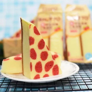 มูสเค้กลายจุด รสสตอเบอร์รี่ (1 ลังมี 20 ชิ้น)