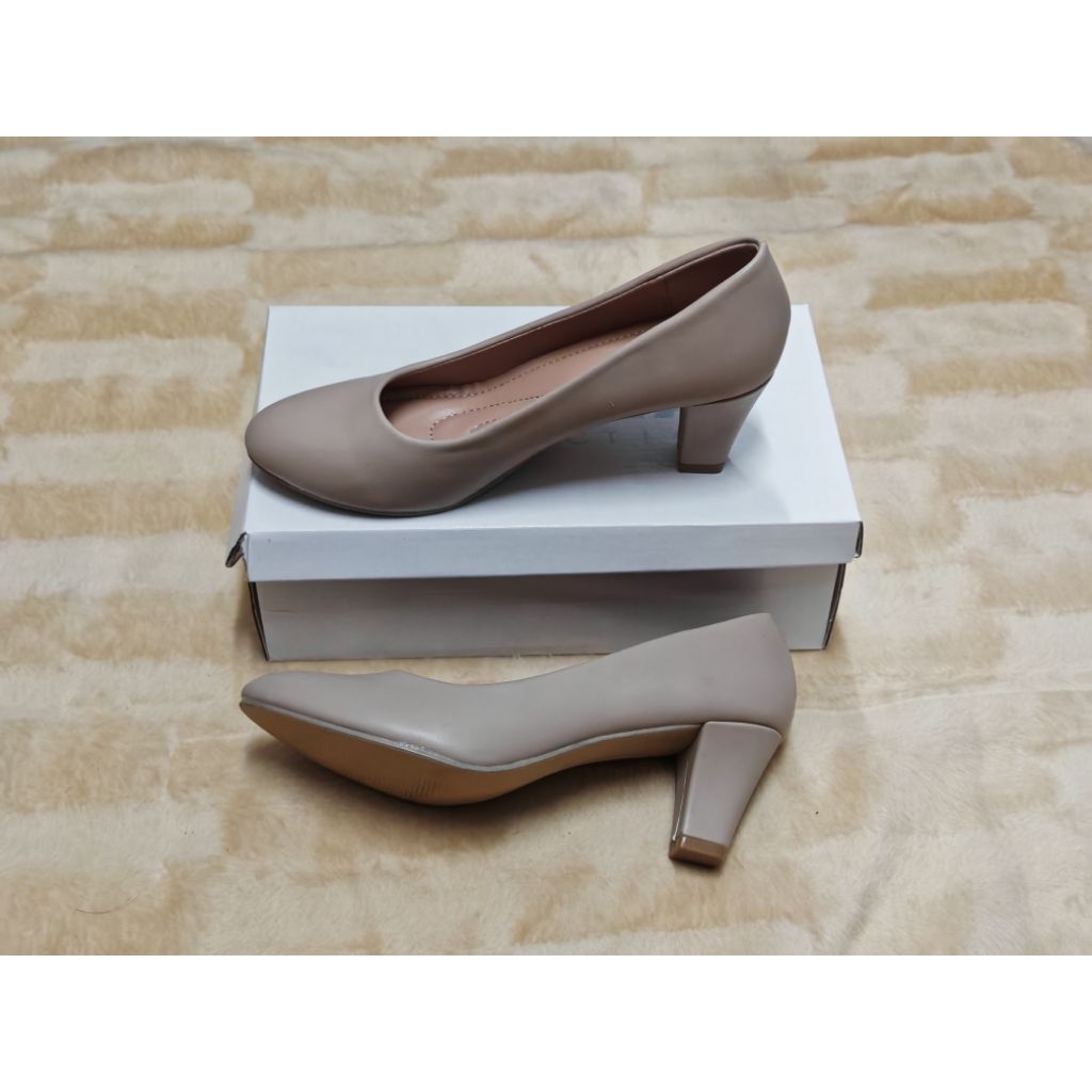 รองเท้าคัชชูส้นปานกลางสีเบจจาก NE&NA Collection