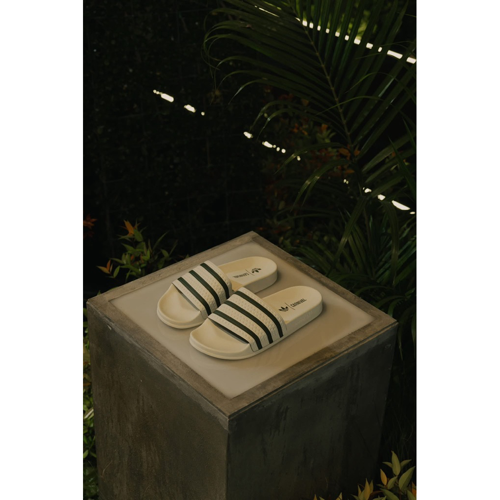 [พร้อมส่งของแท้💯]  รองเท้าแตะ CARNIVAL x ADIDAS ADILETTE มือ 1 Size 7UK