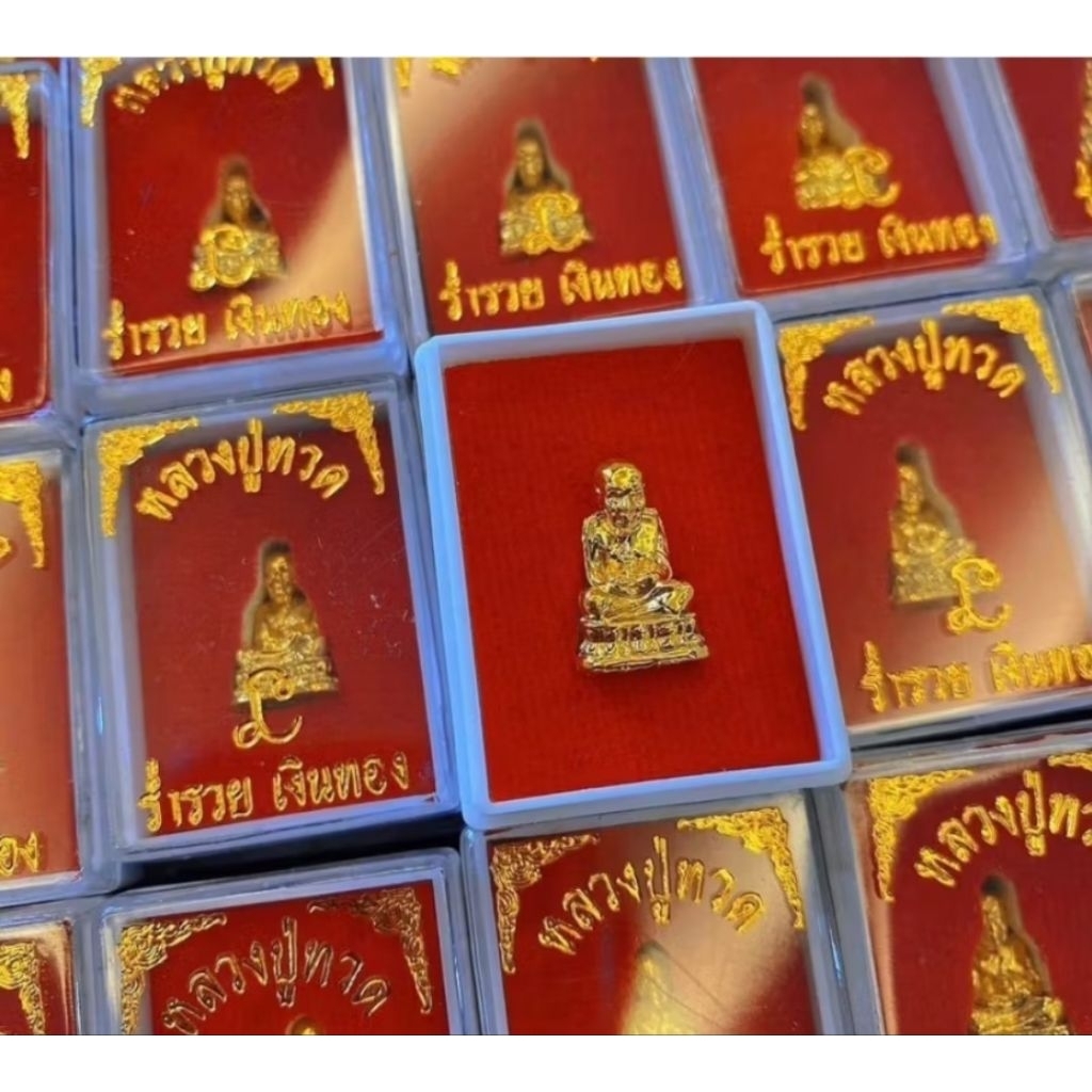 หลวงปู่ทวดเหยียบน้ำทะเลจืดวัดช้างให้ พระกล่อง ยกลัง100องค์