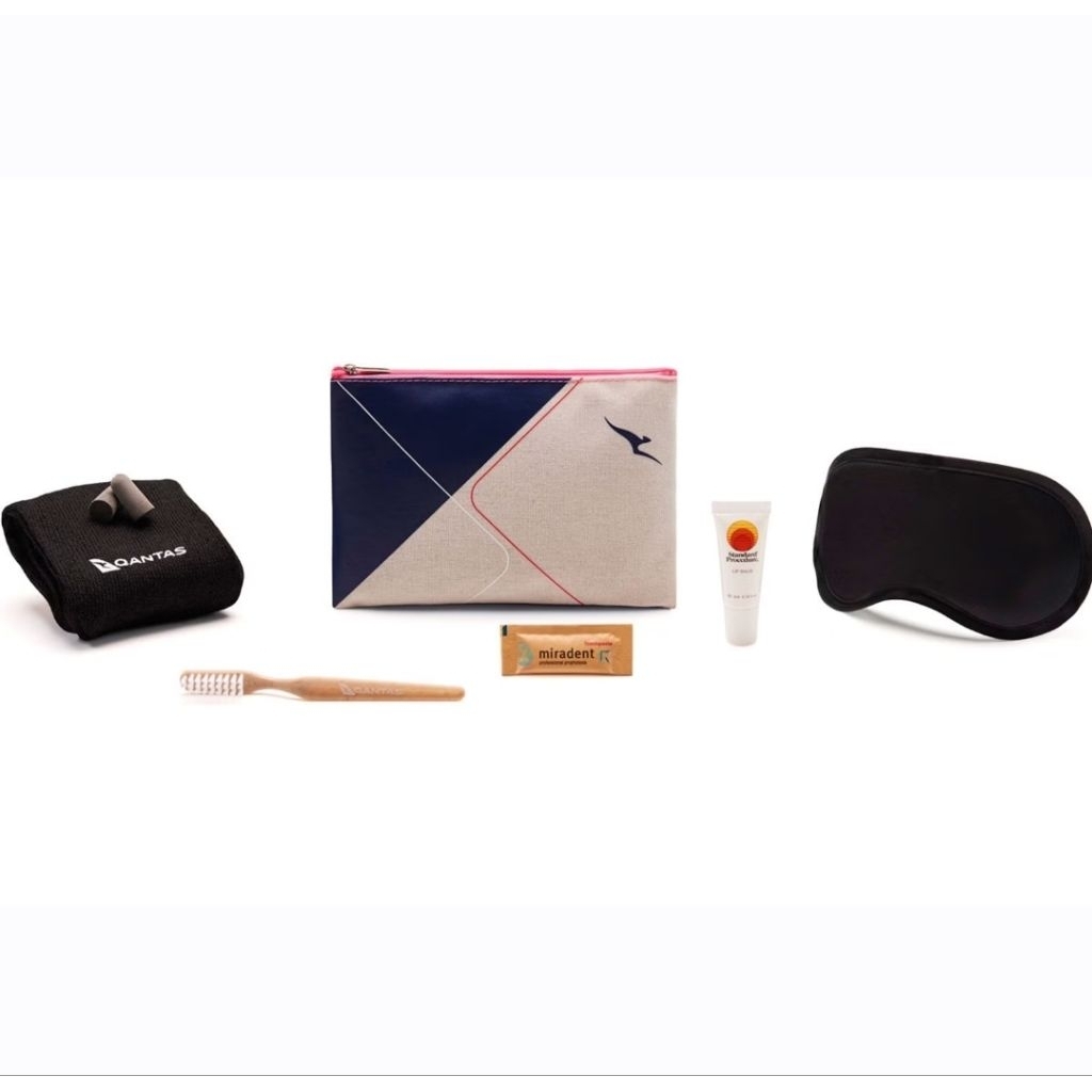 กระเป๋าจากสายการบิน Premium Economy amenity kit on Qantas