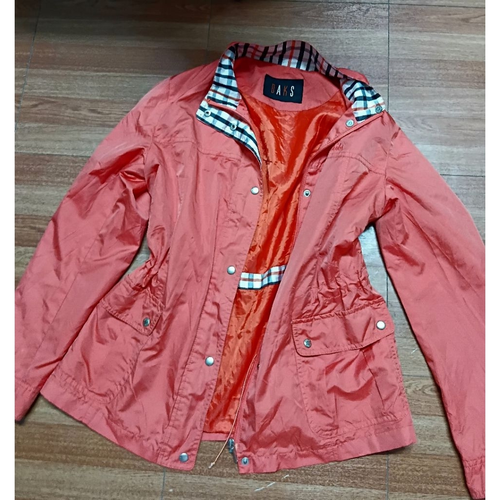 เสื้อคลุม ผ้าร่ม Daks  แท้ อกติดกระดุม 40 นิ้ว ไหล่ 17 นิ้ว ยาว 26นิ้ว ไม่มีตำหนิ