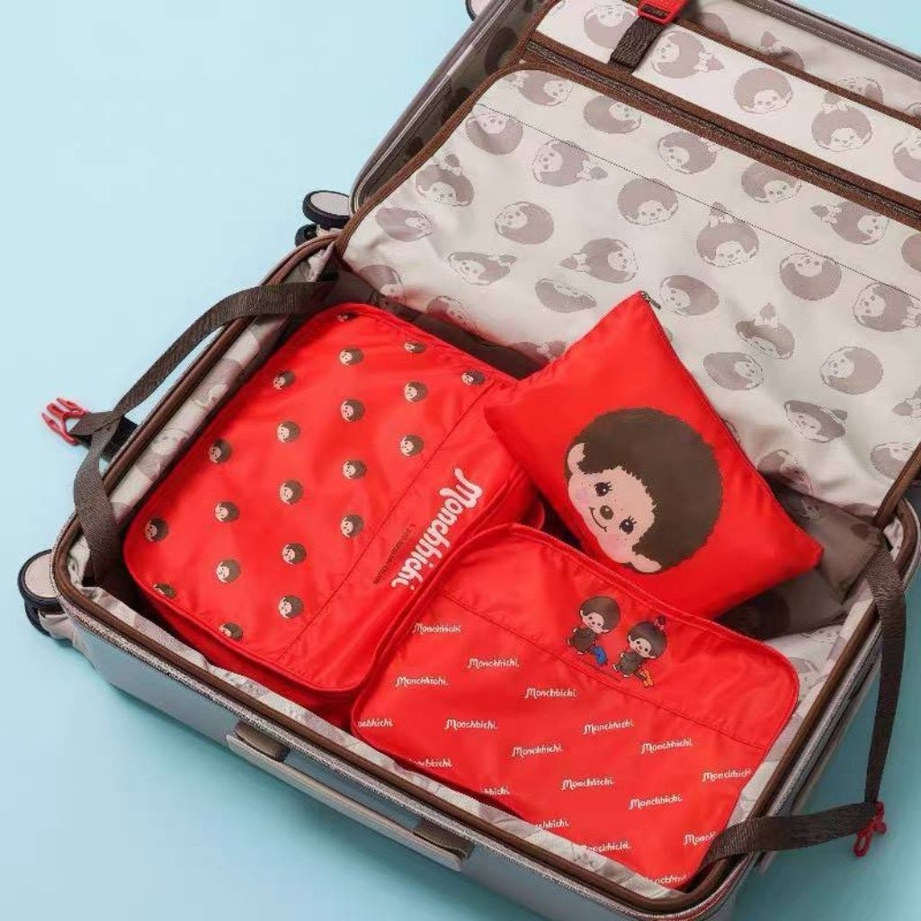 กระเป๋าจัดระเบียบ Monchhichi พับเก็บได้ ประหยัดพื้นที่ ผ้าเบา กันน้ำเล็กน้อย ลาย Monchhichi ราคาชุดละ 289 บาท