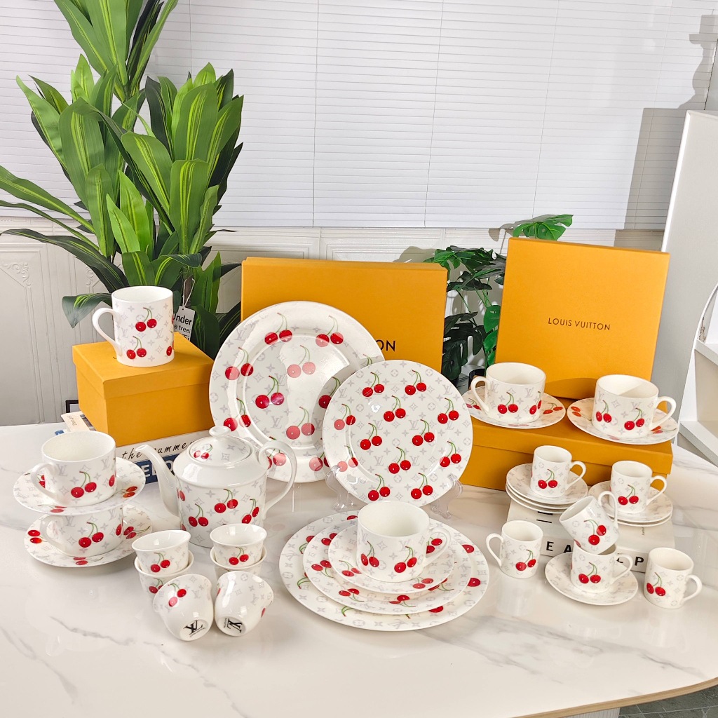 LV's * Murakami Takashi collaboration cherry series bone china coffee cups and plates, high-end afte