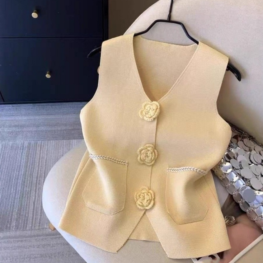 (เเถมฟรีสร้อยคอ )   เสื้อไหมพรมเเขนกุดงานผ้านิ่มมากใส่สบายเเต่งดอกไม้ปักด้าน ผ้ายืดได้เยอะ เเต่กระเป๋า
