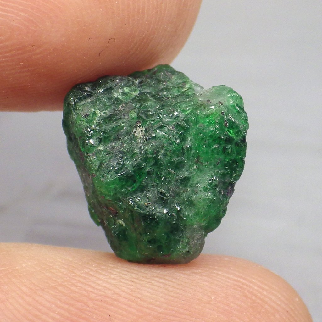 พลอย ก้อน ดิบ ซาโวไรท์ การ์เน็ต โกเมน เขียว ธรรมชาติ แท้ ( Natural Green Chrome Tsavorite Garnet ) ห