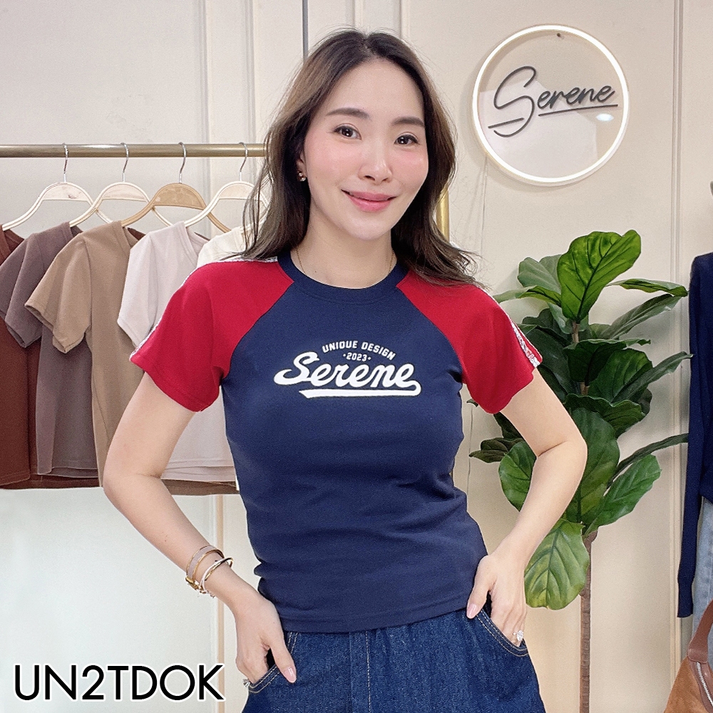 Serene's Choice เสื้อคอกลมแขนสั้นไหล่สโลป แต่งแถบไหล่ สกรีนโลโก้ซีรีน Tee Serene Logo