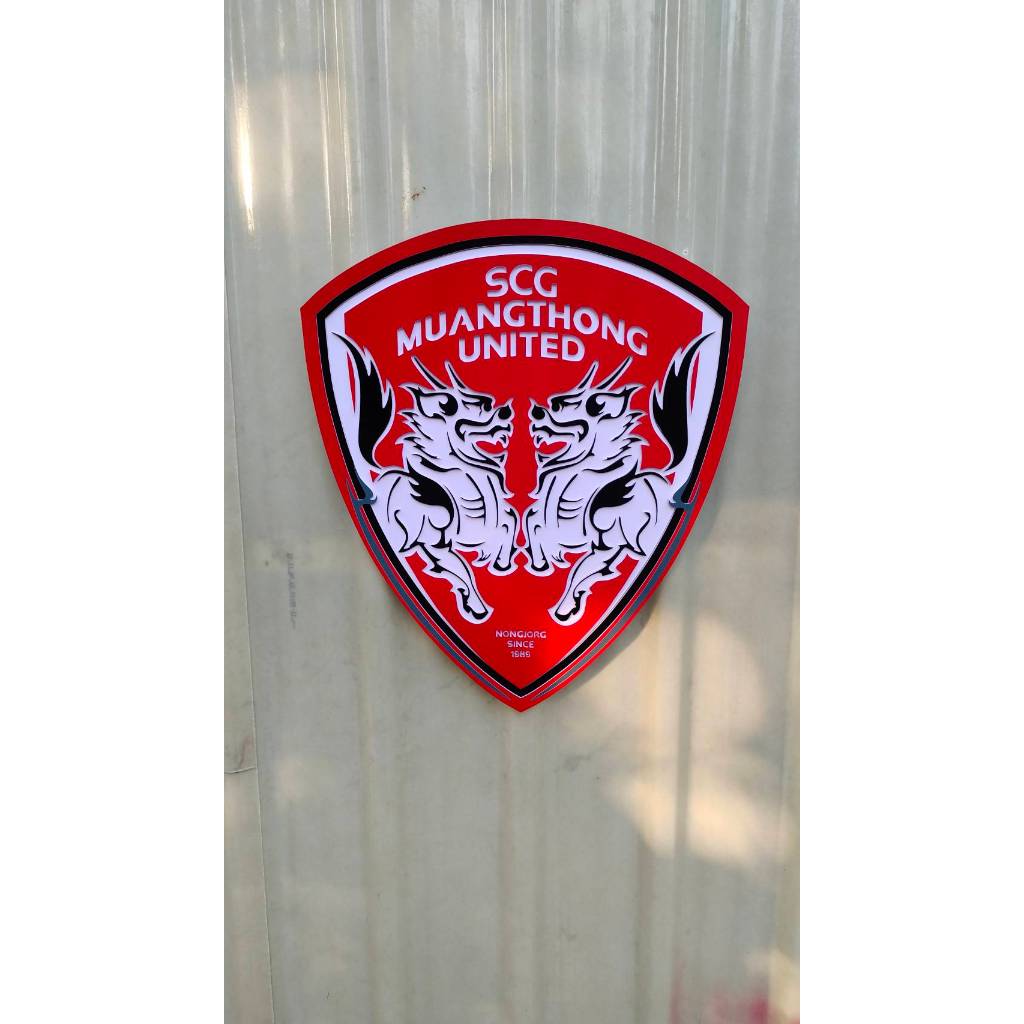 ป้ายโลโก้ MUANGTHONG UNITED ในรูปแบบ 3 มิติ