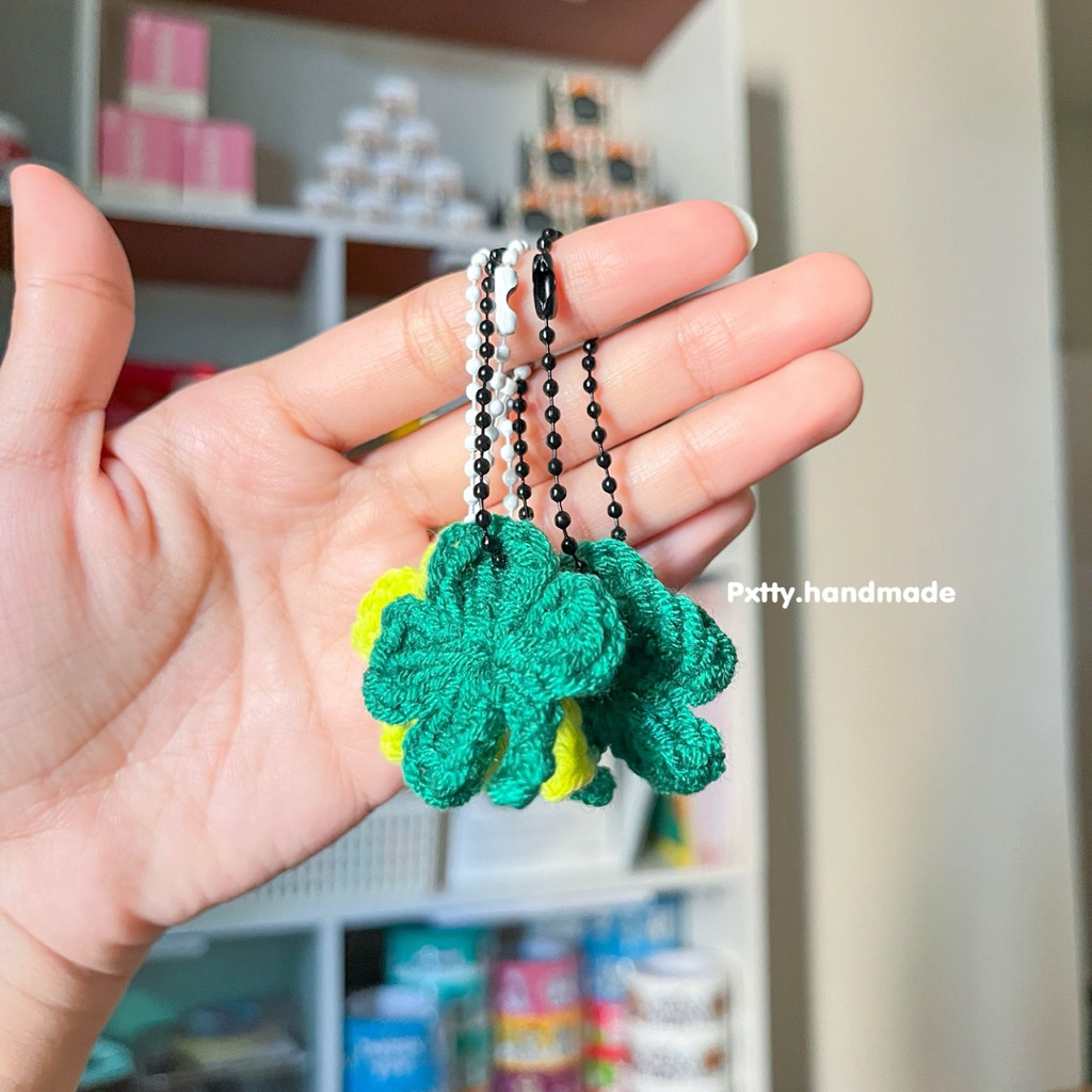 [ ร้านแพทตี้ ] พร้อมส่ง 🍀 พวงกุญแจใบโคเวอร์ลัคกี้ 👑 ขนาด 3-4 ซม. งานไหมพรมแฮนด์เมด