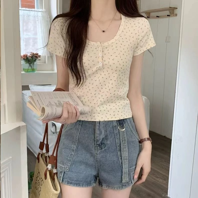 เสื้อหญิงคอ U ลายดอกไม้เล็ก ทรง BM ตัวสั้น ใส่แล้วผอม พร้อมส่ง thumbnail 4
