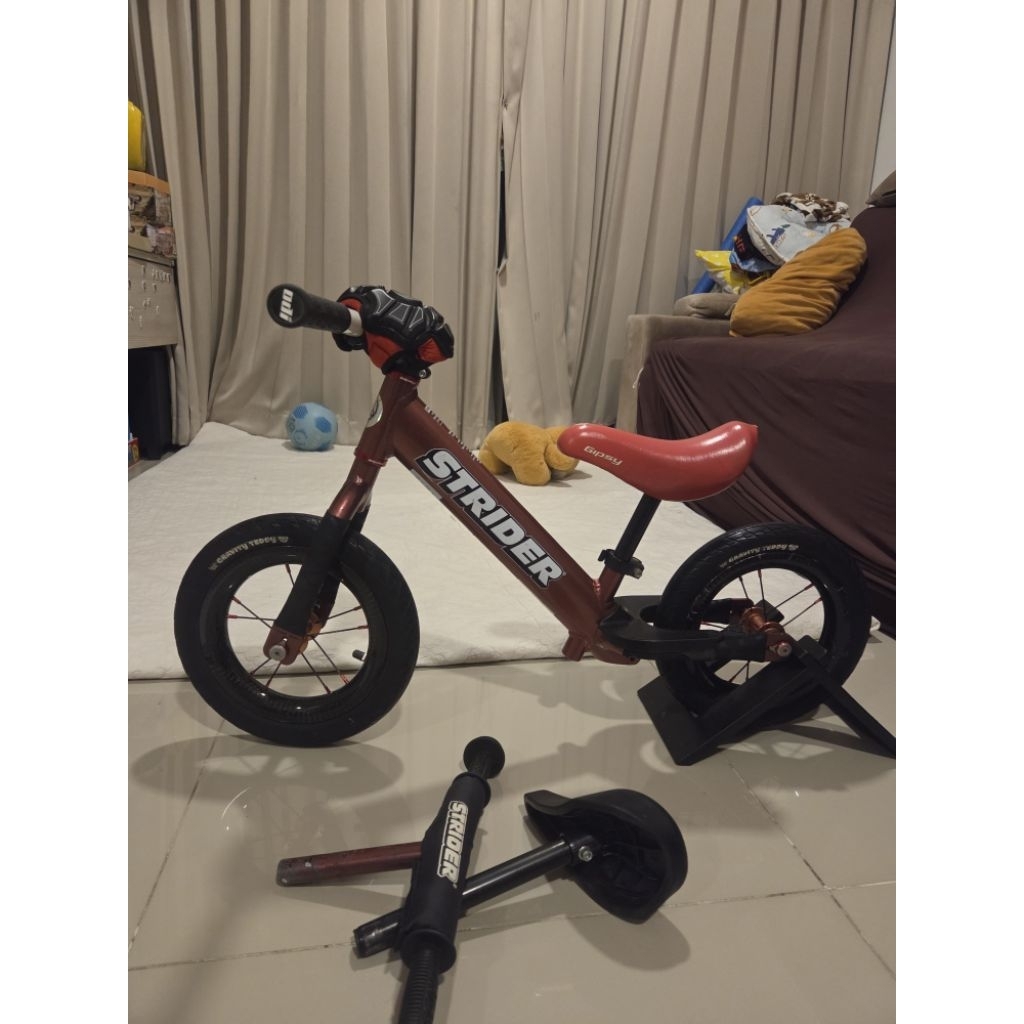 จักรยานขาไถ Strider pro สีแดง maroon ล้อ 12นิ้ว