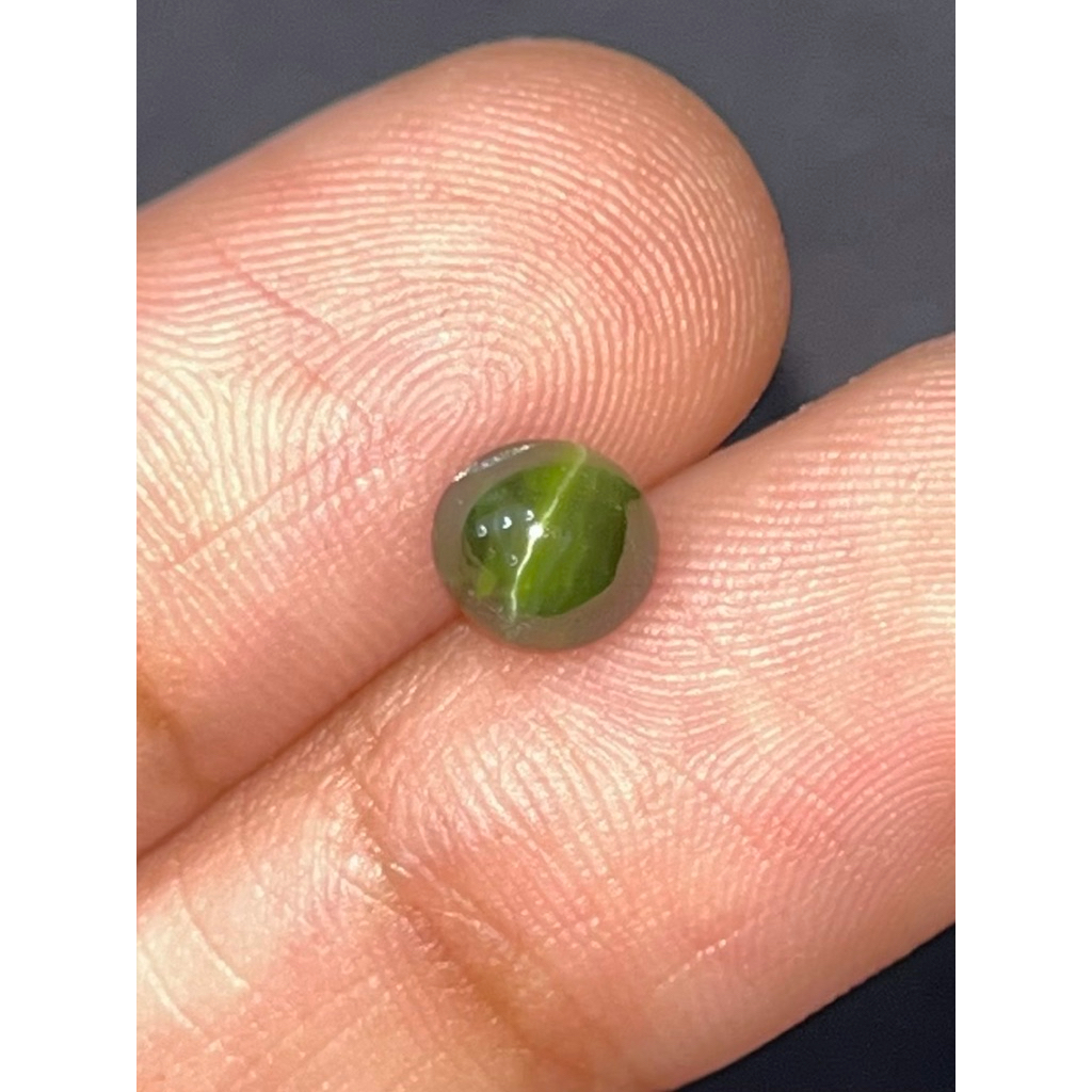 พลอยตาแมวคอร์เนรูไพน์ธรรมชาติ 1.04 กะรัต ขนาด 5.38x5.81x3.93มม. Natural Kornerupine Cat's Eye 1.04 c