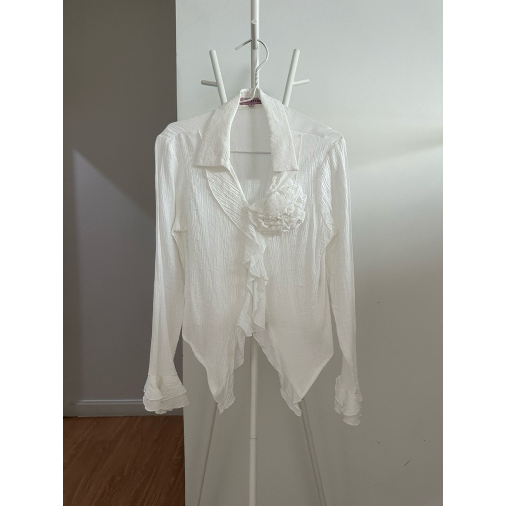 ส่งต่อ FLAT2112 FF0804 : HOUSE OF ROSY SHIRT สีขาว SIZE S #เสื้อผ้ามือสอง #ส่งต่อFLAT2112