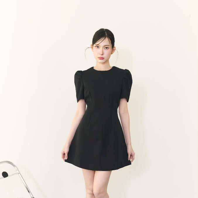 La Mignonne (XS-4XL) Sweetly Hosta Dress เดรสดำใส่ทำงาน ดีเทลเล็กๆ แขนจับจีบช่วยให้ลุคดูมีชีวิตชีวา ทรงพรางหุ่น