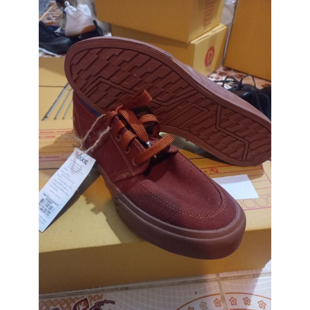 รองเท้าผ้าใบBreaker ของแท้