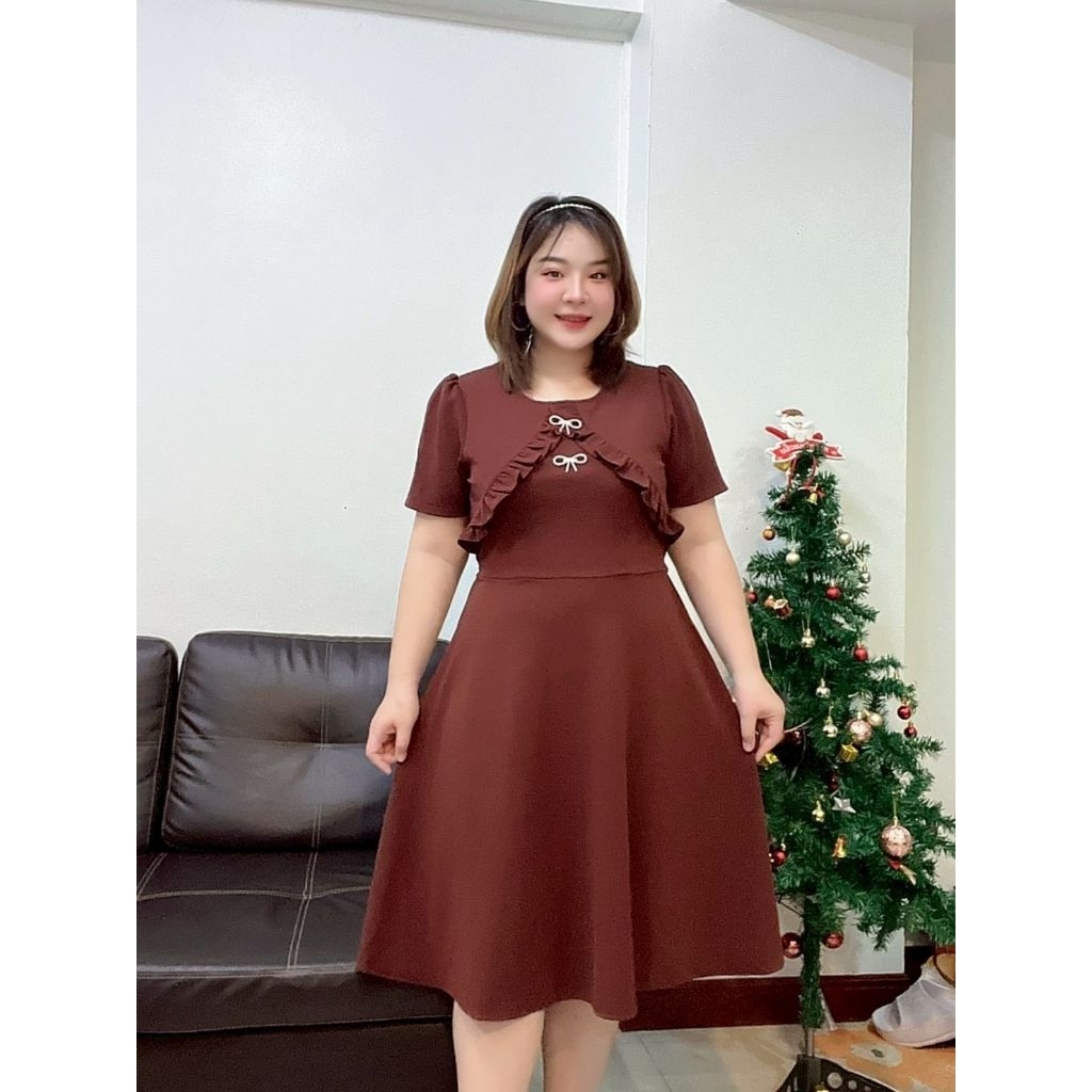 ชุดเดรสสาวอวบ ผ้าวูลเวฟ แต่งระบายด้านหน้า ติดเข็มกลัดโบว์ สม็อคเอวด้านหลัง มีเชือกผูกเอวขนาดฟรีไซส์
รอบอก 40-47  นิ้ว - รูปที่ 4