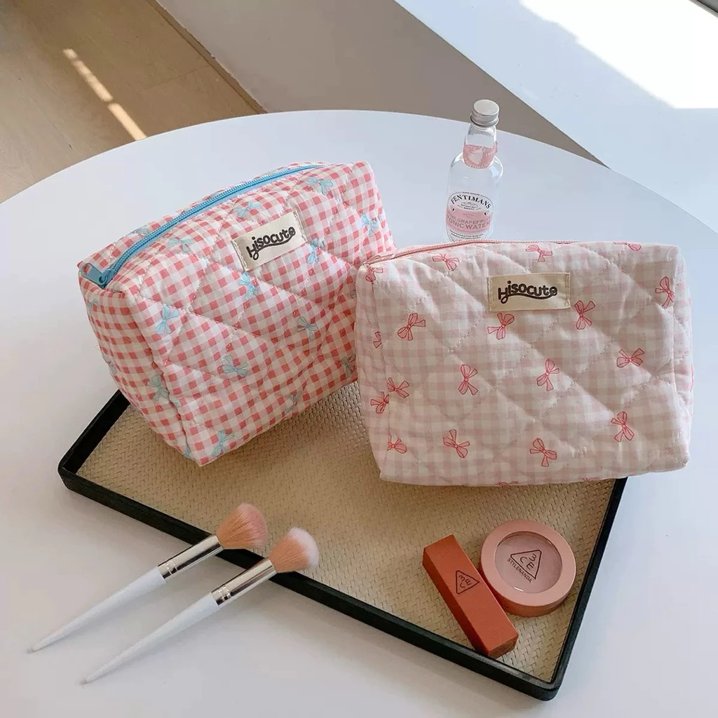 Cosmetic Bag – กระเป๋าเครื่องสำอางสไตล์เกาหลี | ความจุใหญ่ ลายตาราง พร้อมโบว์ | สำหรับสกินแคร์ & เมคอัพ thumbnail 5