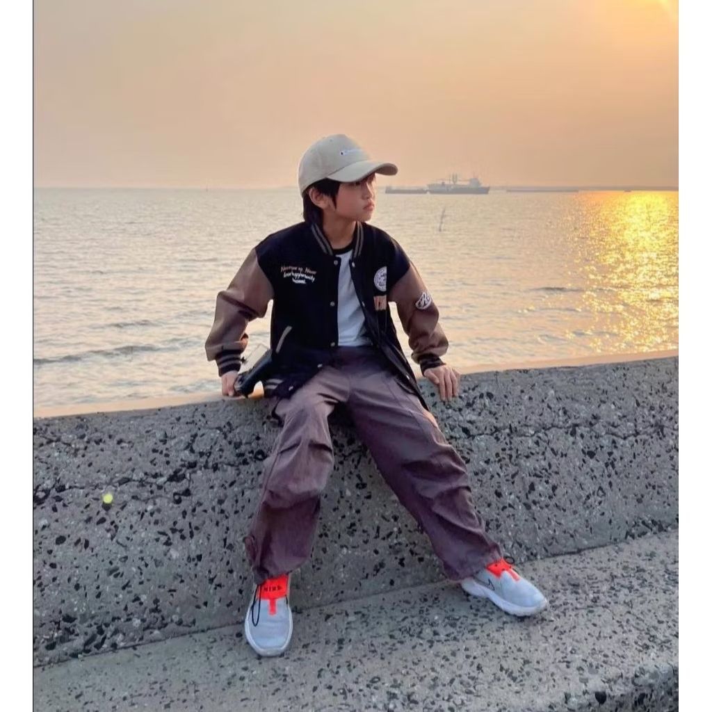 🧥 KSC-2990 — Varsity Bomber Jacketลุคลูกชายเท่ห์รอด…รับลมเย็นแบบหล่อขั้นสุด สต๊อกไทย พร้อมส่ง