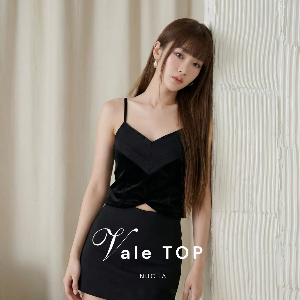NÜCHA STUDIO - Vale Top เสื้อครอปมีฟองน้ำ โทนดำ ชายเสื้อโค้งเว้า