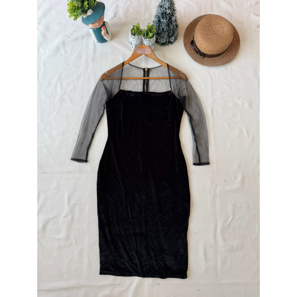 ส่งต่อ ☘️ มือสอง ✨ งานป้าย Widelia@Real เดรสสีดำ ผ้ากำมะหยี่