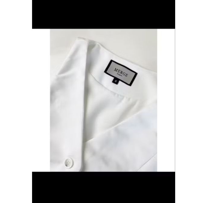 ส่งต่อเสื้อ vest ของแบรนด์ merge size s ใส่ครั้งเดียว