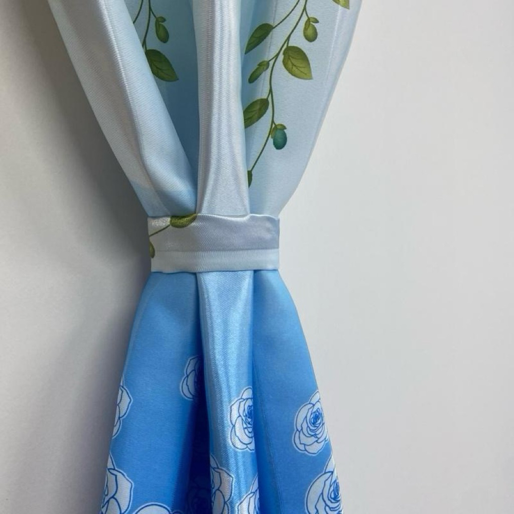 แนะนำ ผ้าม่าน ผ้าม่านสอดลวดสำหรับหน้าต่าง 3 บาน ผ้ายูวีพิมพ์ลาย 2 หน้า ลายกุหลาบสีฟ้า (มีสายผูกในตัว) 210x150 ซม. ราคาพิเศษ มีเก็บเงินปลายทาง