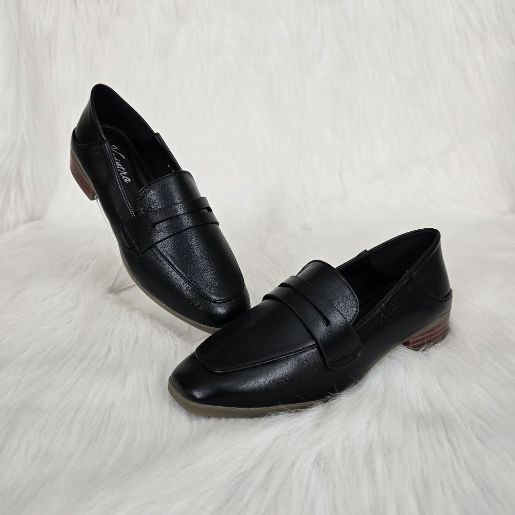 B63 Kwintra รุ่นLa Loaf สีMidnight Black สูง1นิ้ว หนังนิ่มๆพื้นนุ่มๆ ใส่ได้เป็นทั้งรองเท้า Loafer และ Slip on ครบจบ