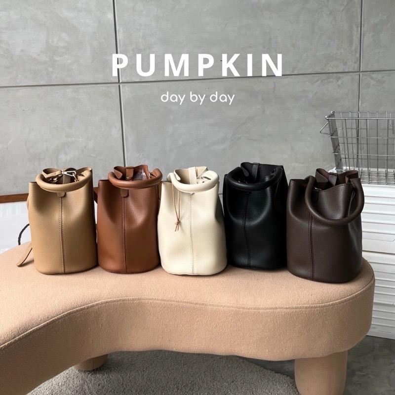 DAY BY DAY - PUMPKIN BAG โดดเด่นด้วยทรง bucket สีละมุนตา พร้อมสายยาว & ถุงกำมะหยี่สีเข้าเซต