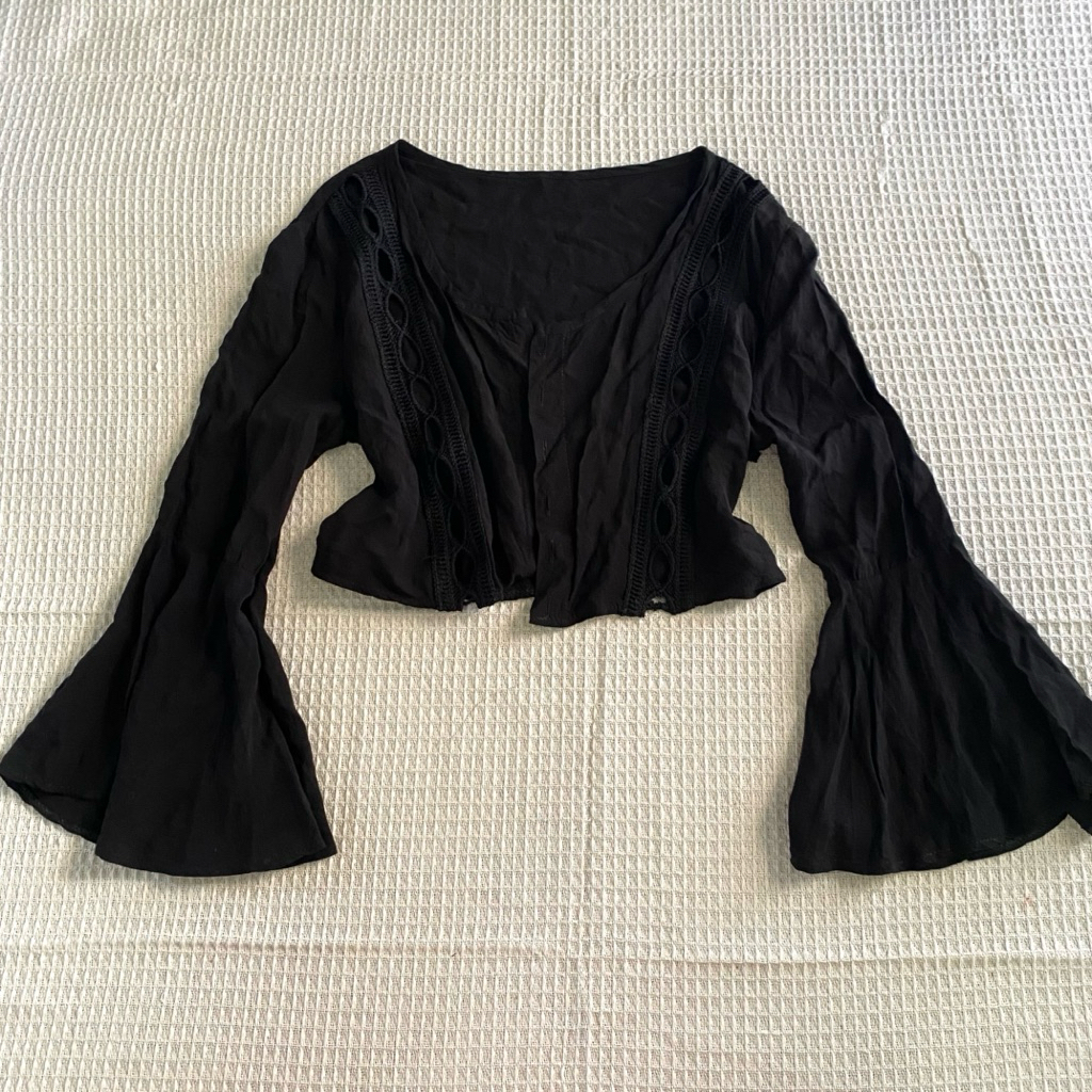 เสื้อคลุมแขนยาวฉลุลาย แขนกระดิ่ง สีดำ : ≽^•༚• ྀི≼ เสื้อผ้าน่ารัก coquette dollette ซาวาโกะ (เฉพาะเสื