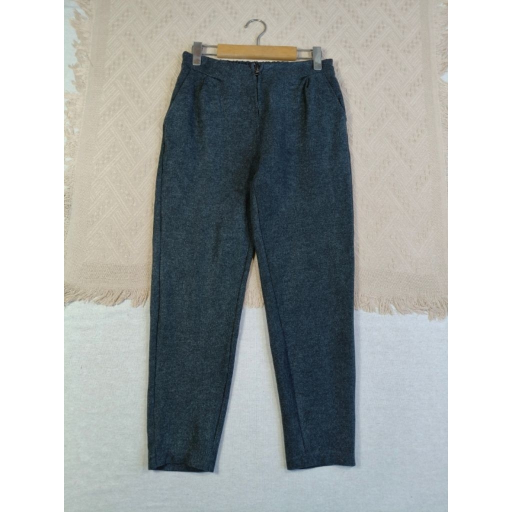 JULY&ANSON size L กางเกงกันหนาวผ้าหนานุ่มสีเทาเอวสูง เอวด้านหลังสม็อคงานซิปด้านหน้า
รอบเอว 29-30 สะโ