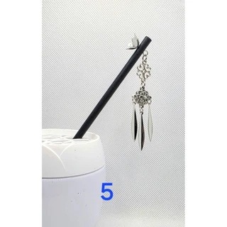 ปิ่นไม้ประดับด้วยโลหะสีเงินรมดำ40บาท..